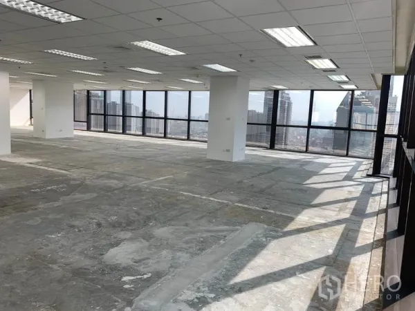 Office Space for rent in Ratchathewi, Bangkok - Bright open-plan office floor with floor-to-ceiling windows and Bangkok skyline views.