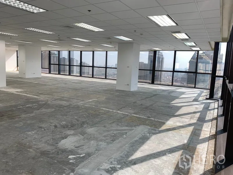 Office Space for rent in Ratchathewi, Bangkok - Bright open-plan office floor with floor-to-ceiling windows and Bangkok skyline views.
