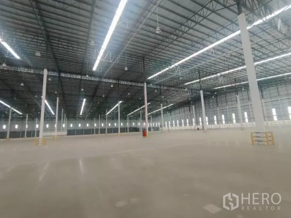 Factory for rent in Si Racha, Chon Buri - Vast factory interior with high roof trusses, LED lighting and polished concrete floor.