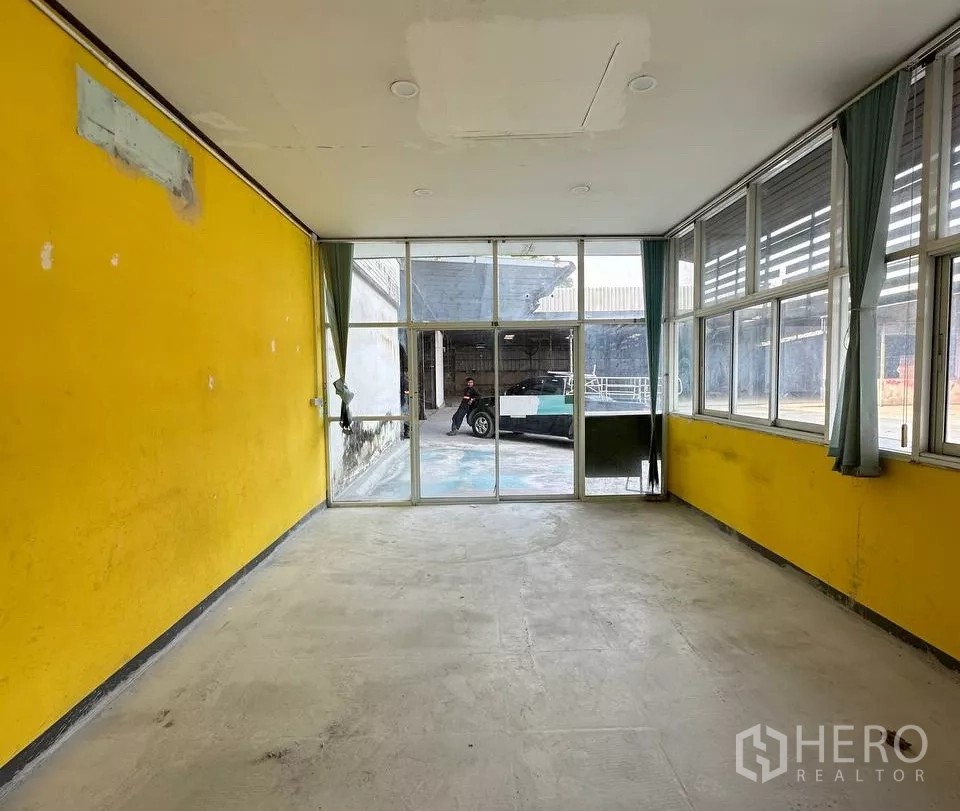 Factory for rent in Samut Prakan - Bright office room with large windows facing the yard.