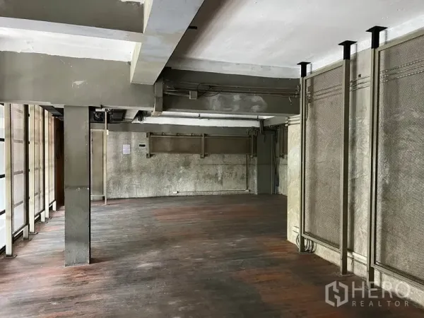 零售空间 出租在Watthana, Bangkok - 宽敞开放式楼层，木地板与混凝土墙面