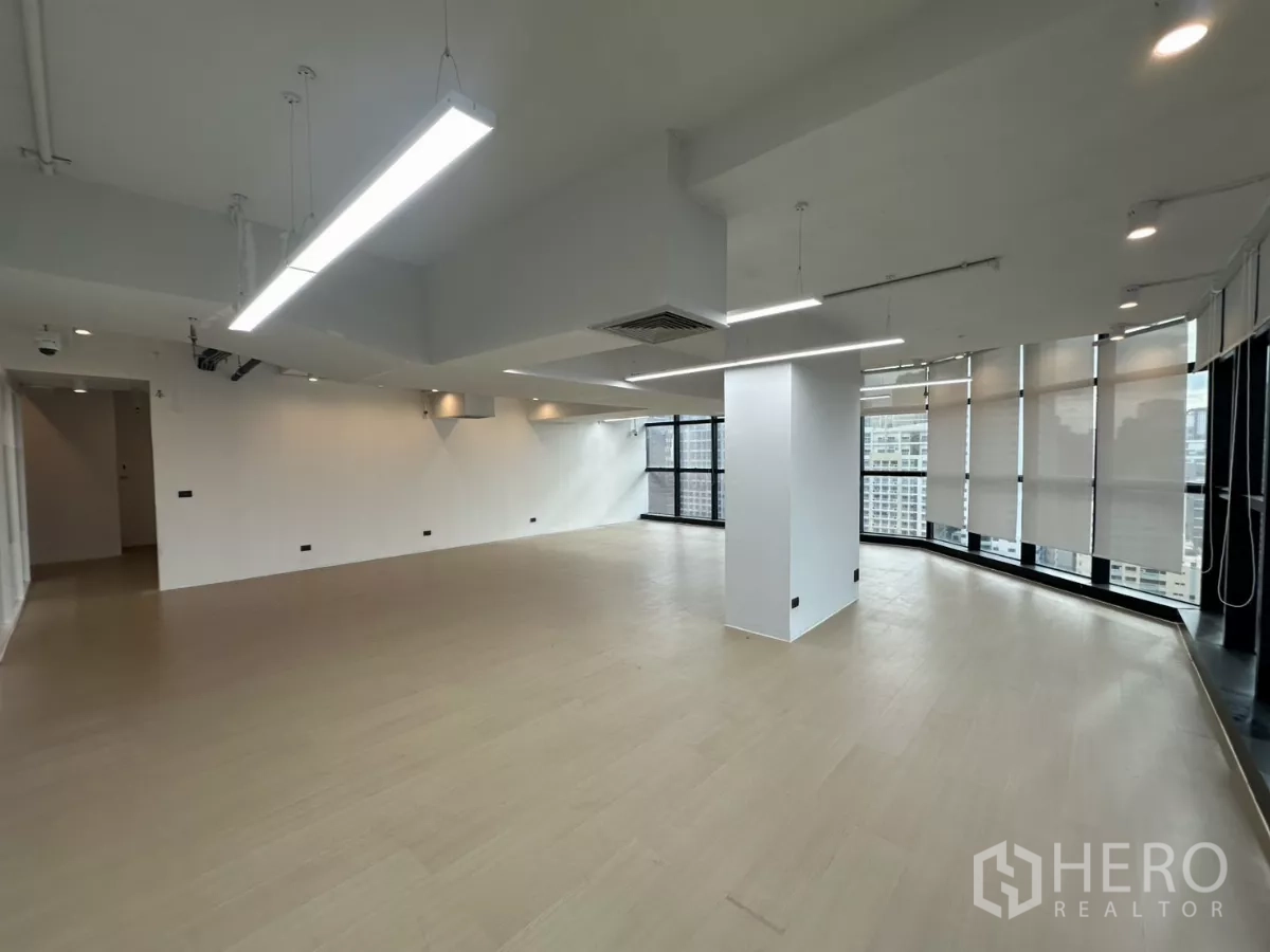 Office Space for rent in Watthana, Bangkok - Spacious open office with roller blinds and suspended strip lighting.