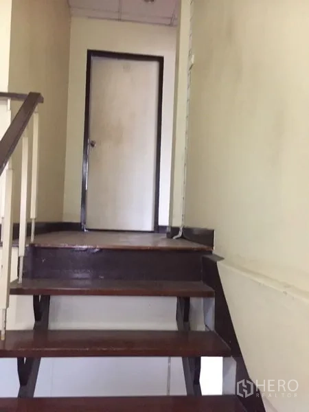 联排别墅 出租在Khlong Toei, Bangkok - 木质楼梯通往二层