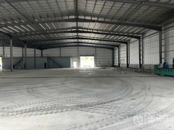 Factory for rent in Rayong - Large factory hall with smooth concrete floor, rear roller door and internal office block.