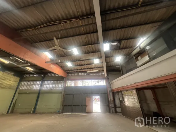 货栈 出租在Khlong Toei, Bangkok - 仓库入口内景，高挑屋顶、天窗与夹层窗户。