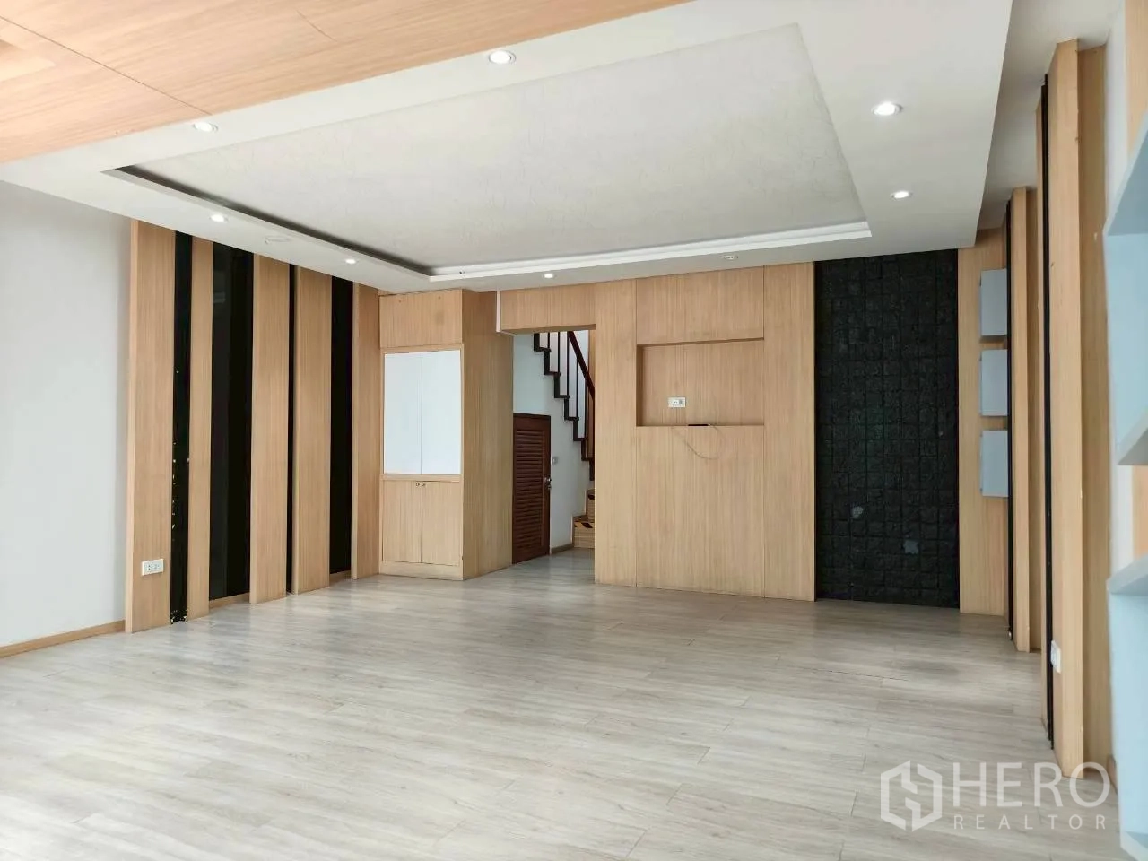 โฮมออฟฟิศ for rent in Watthana, Bangkok - ห้องโถงโล่งตกแต่งไม้พร้อมไฟดาวน์ไลท์และบันไดทางขึ้น