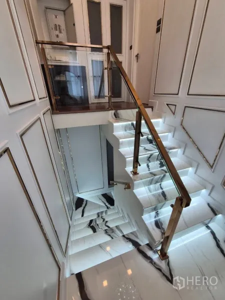 Detached House for sale in Bang Kruai, Nonthaburi - Marble staircase with glass balustrade and gold handrails at the landing.