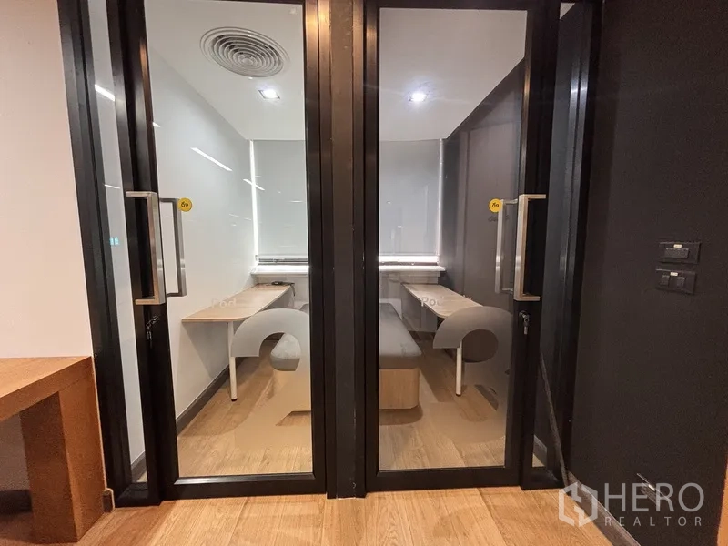 ออฟฟิศ for rent in Bang Rak, Bangkok - บูธโทรส่วนตัวสองห้องพร้อมโต๊ะบิลท์อินและที่นั่งภายใน