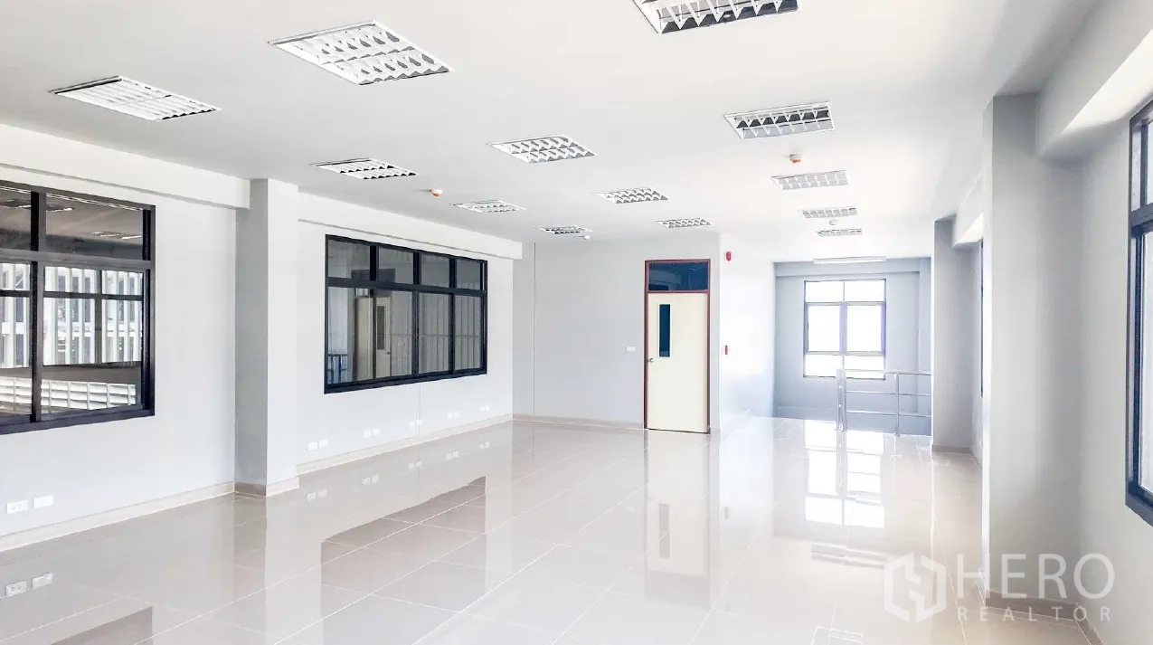 仓库 for rent in Mueang Chon Buri, Chon Buri - 办公室另一角度，带门、楼梯入口与玻璃隔断。