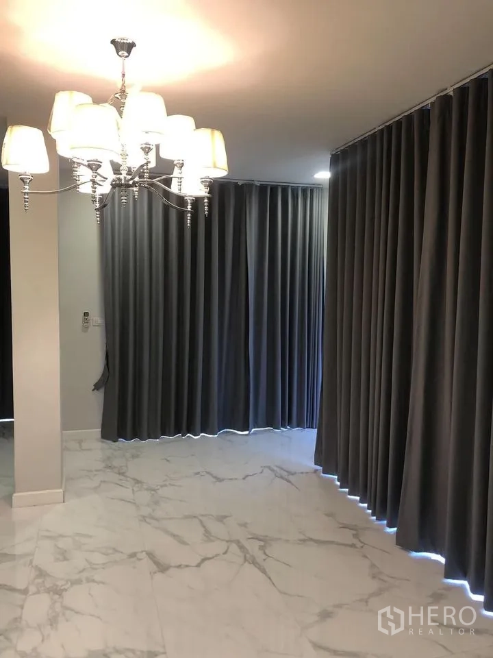 Detached House for rent in Khlong Toei, Bangkok - Room with chandelier lighting and full-height blackout curtains