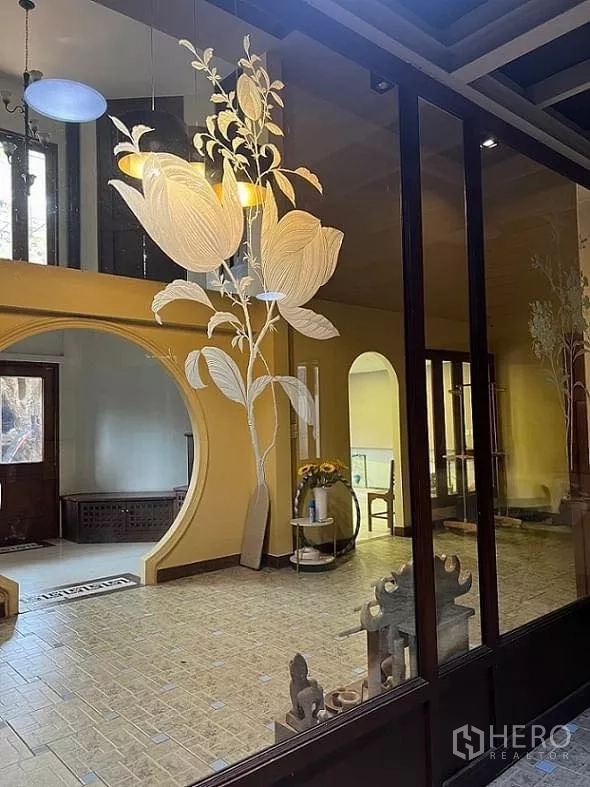 Home Office for rent in Lat Phrao, Bangkok - Glass wall with etched floral motif beside a round arch and lounge