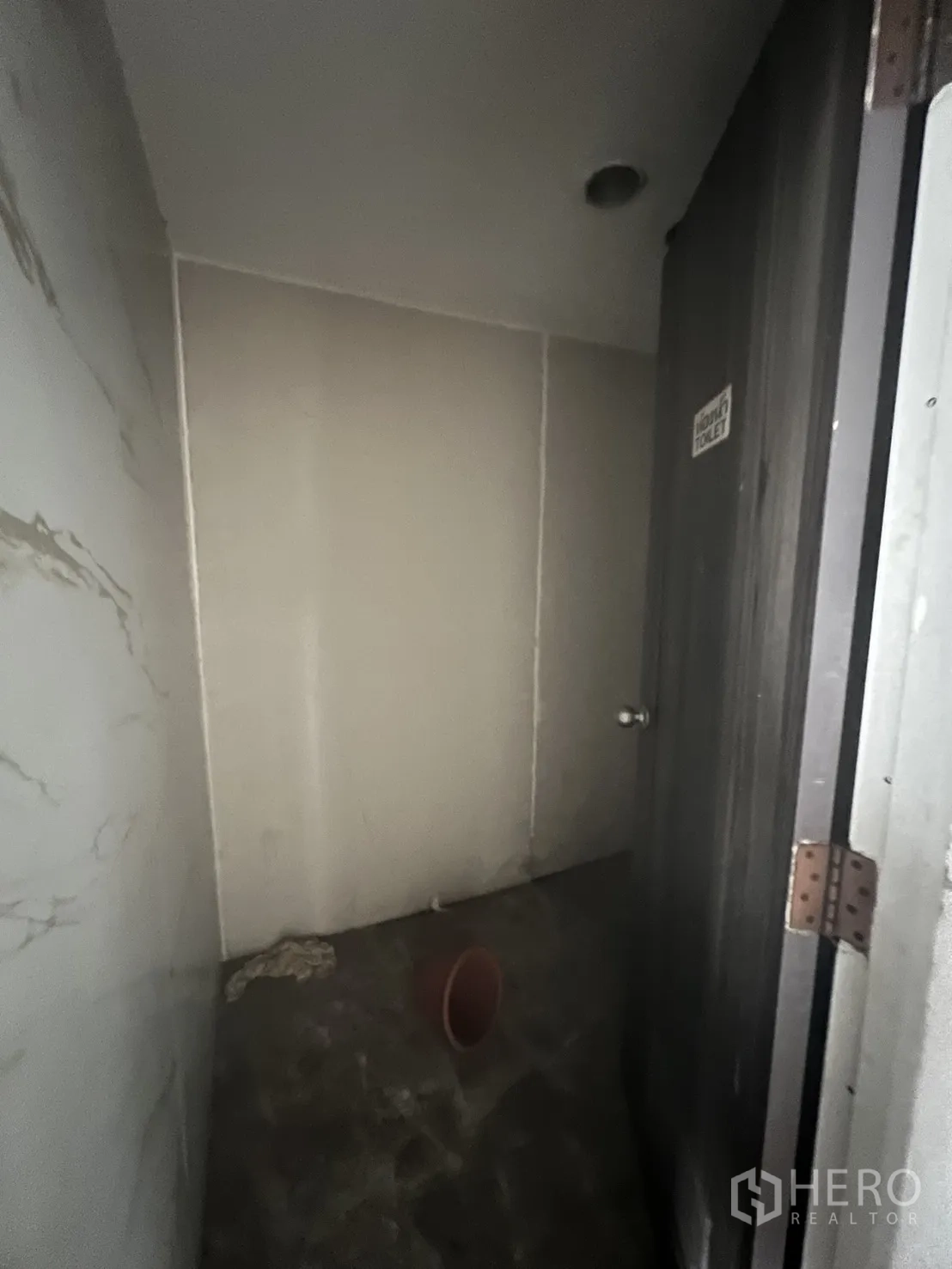店屋 出租在Khlong Toei, Bangkok - 小型未完工卫生间，墙地砖面待安装洁具。