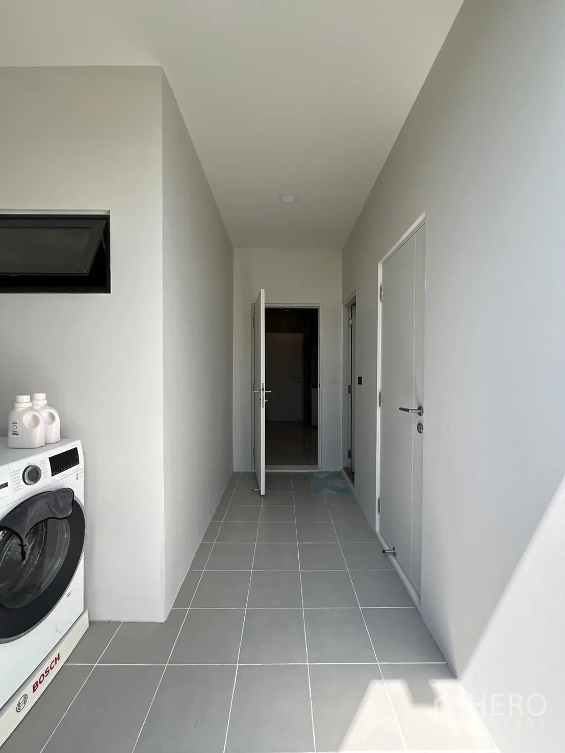 Detached House for rent or sale in Mueang Pathum Thani, Pathum Thani - Luxury clubhouse area with long lap pool, sun loungers and landscaped garden.