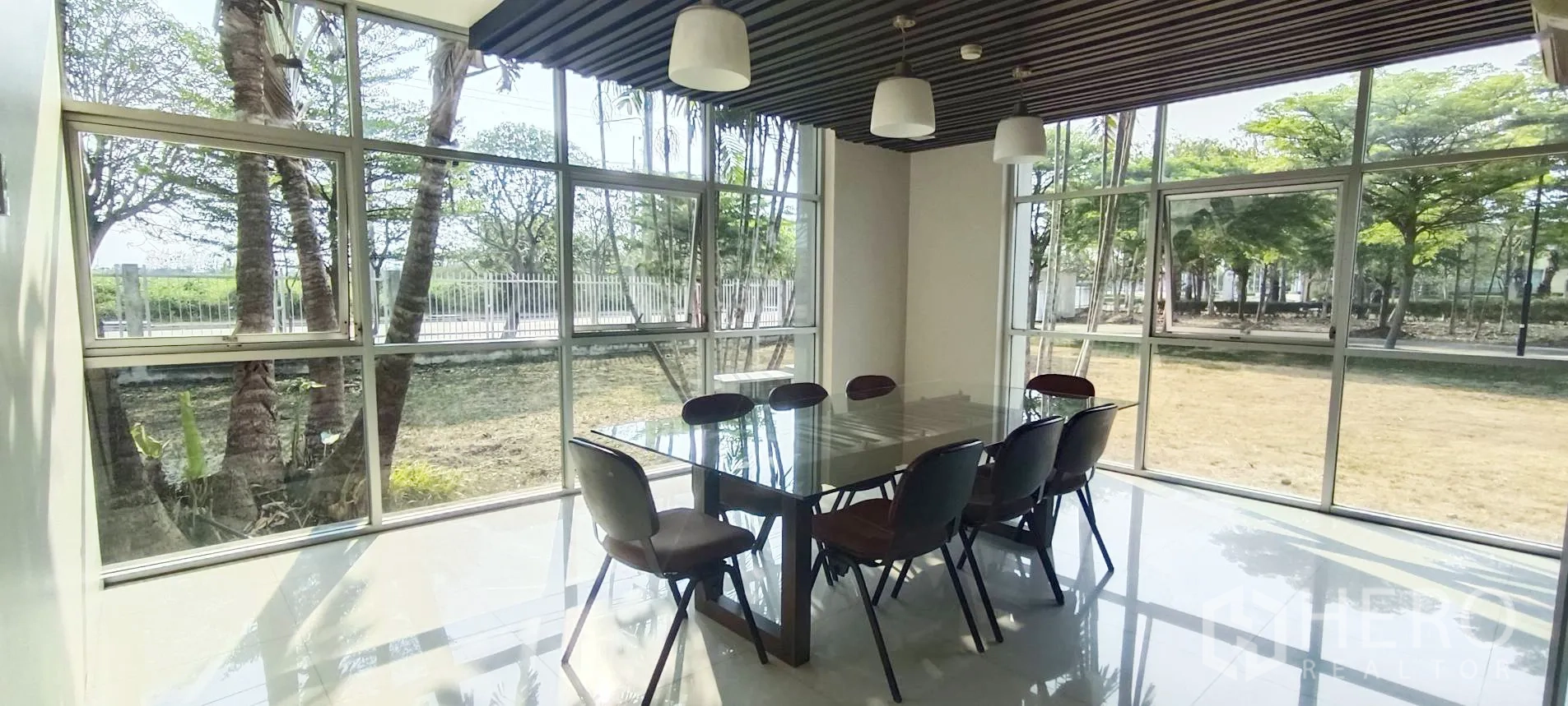 โรงงาน ขายในMueang Samut Sakhon, Samut Sakhon - ห้องประชุมเล็ก โต๊ะกระจก มองเห็นสวนผ่านกระจกเต็มบาน