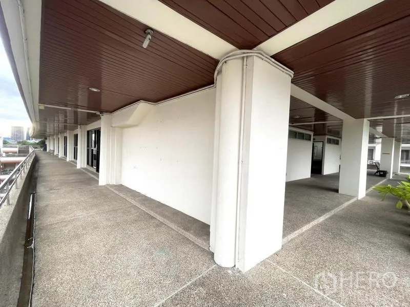 Office Space for rent in Khlong Toei, Bangkok - Covered walkway with pillars outside the office suites.