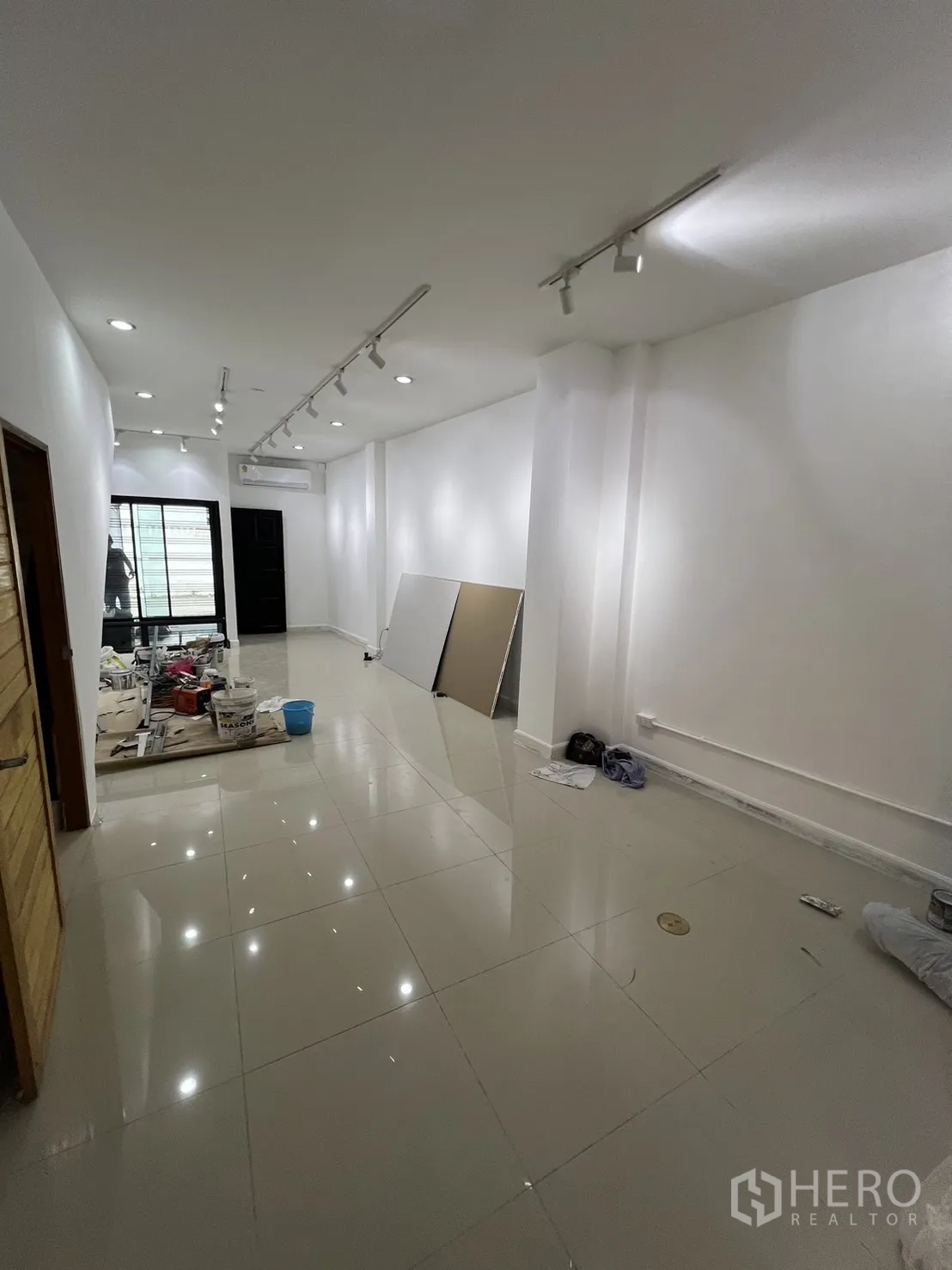 带办公室的家 出租在Khlong Toei, Bangkok - 室内正在翻新，轨道灯与施工工具可见。