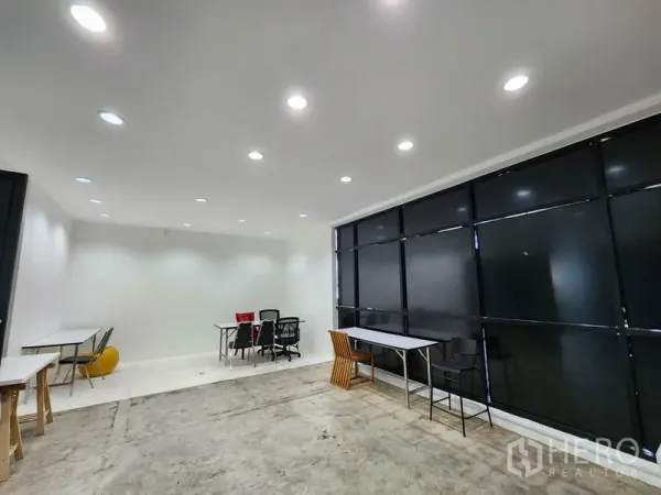 Retail Space for rent in Bang Rak, Bangkok - Flexible workspace with recessed lights, desks, and dark-tinted windows.