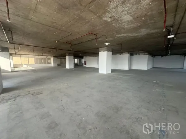 办公空间 出租在Watthana, Bangkok - 整层shell & core办公楼板，结构立柱清晰，天花管线可见。