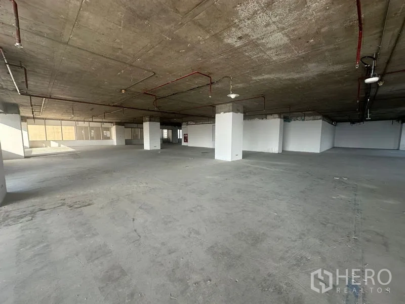办公空间 出租在Watthana, Bangkok - 整层shell & core办公楼板，结构立柱清晰，天花管线可见。