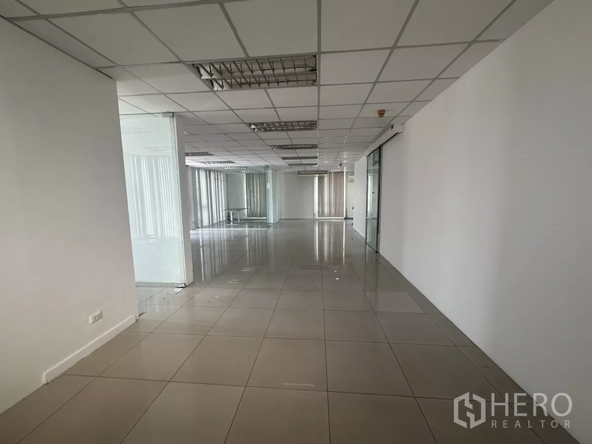 办公空间 出租在Huai Khwang, Bangkok - 空旷开放办公区，设窗户、玻璃隔断和浅色瓷砖地面。