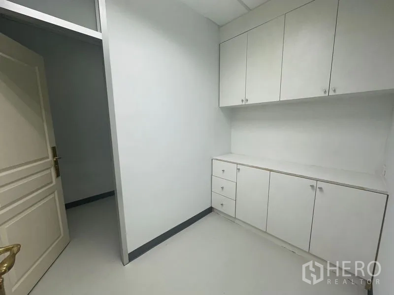 办公空间 出租在Bang Rak, Bangkok - 小型茶水或资料间，内置上下柜与操作台面。
