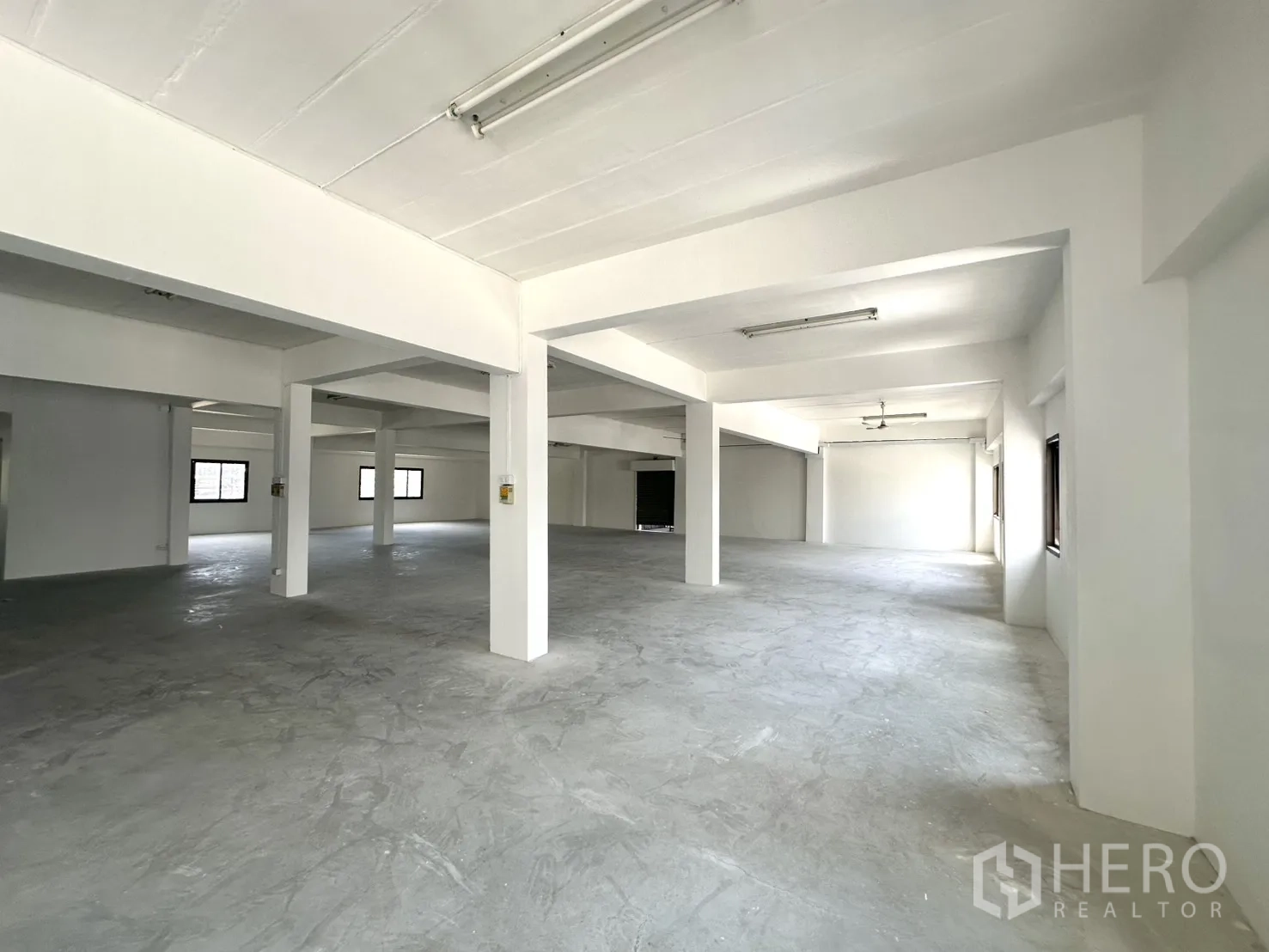 Warehouse for rent in Bang Phli, Samut Prakan - Clean warehouse floor with pillars and lighting, ready for fit-out.