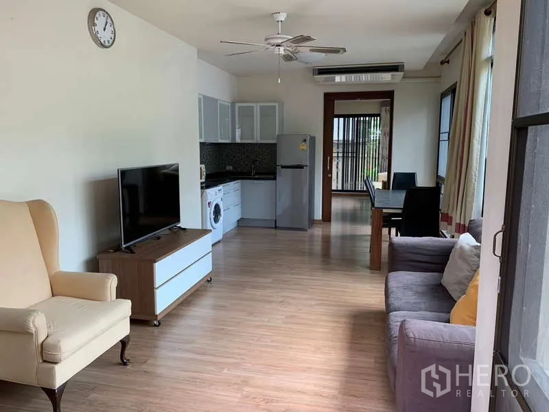Detached House for rent - Open-plan living with kitchenette, fridge, washing machine, TV console, dining area and ceiling fan.