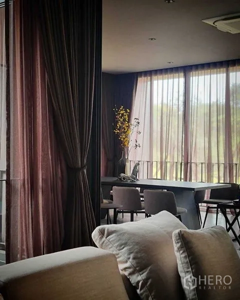 บ้าน ขายในLat Phrao, Bangkok - พื้นที่นั่งเล่นเชื่อมรับประทานอาหาร ผ้าม่านโปร่งและแสงธรรมชาติ