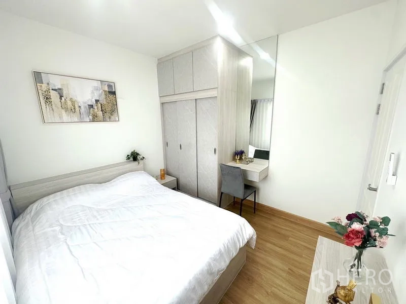 Detached House for rent - Guest bedroom with built-in wardrobe and small dressing table.