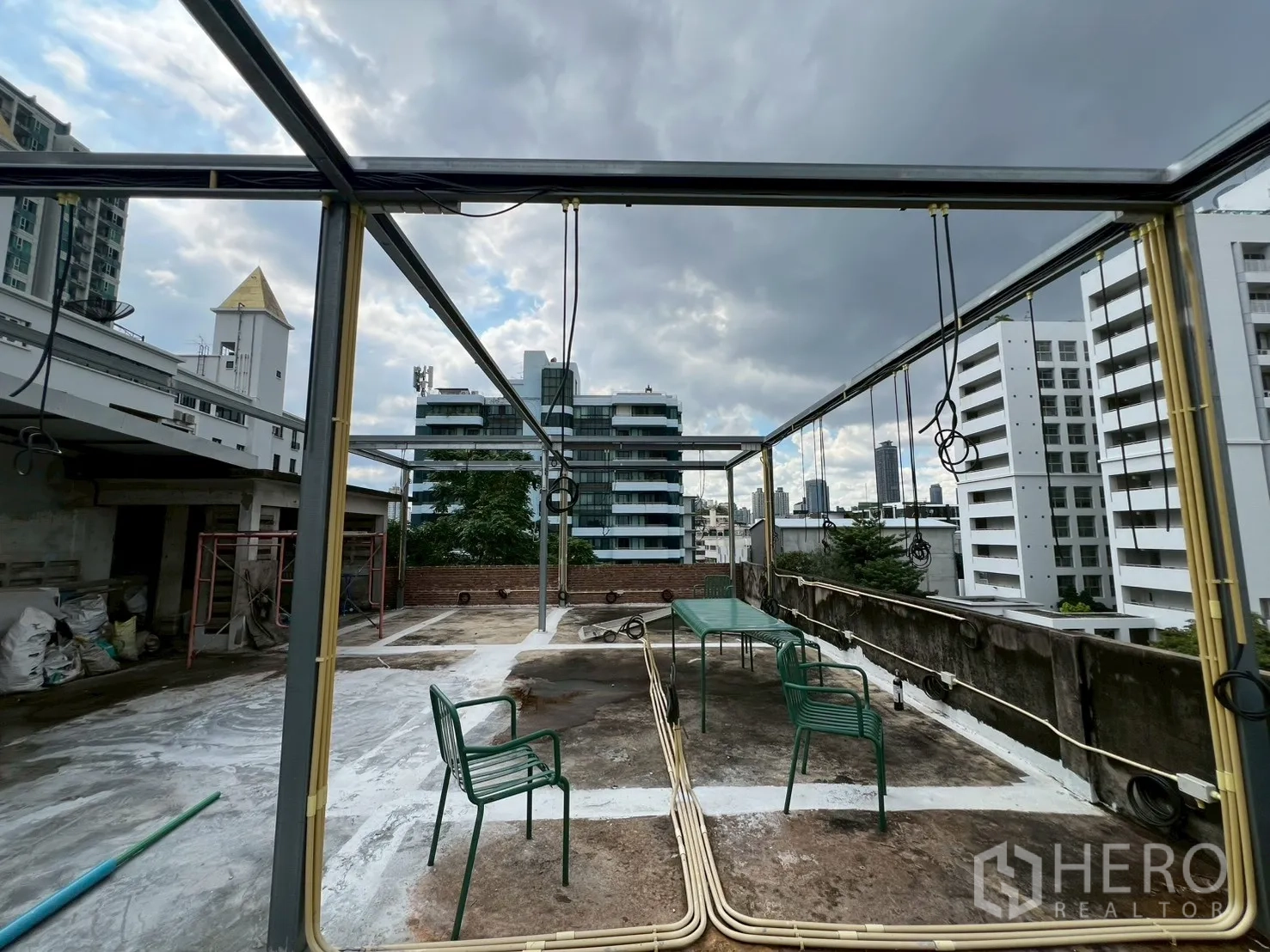 Retail Space for rent in Watthana, Bangkok - Skyline-view roof terrace with seating and utilities prepared for a bar setup.