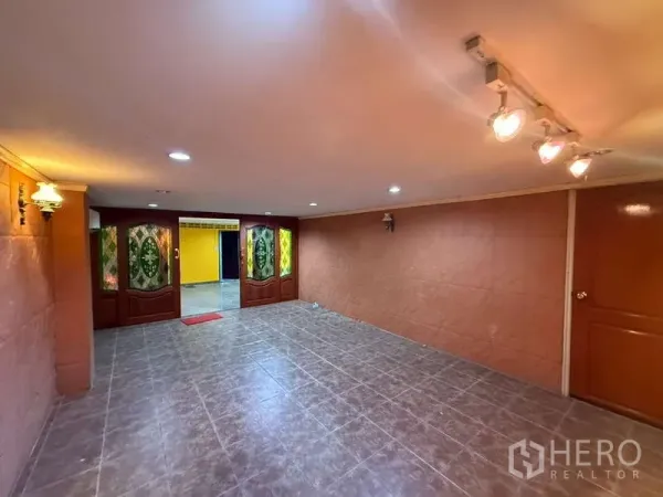 带办公室的家 出租在Khlong Toei, Bangkok - 铺砖的会议/接待室，带彩色玻璃的木门与顶灯。