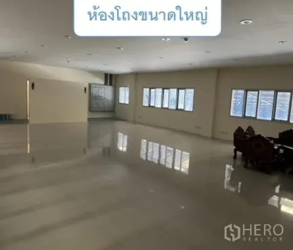Warehouse for rent in Mueang Pathum Thani, Pathum Thani - Spacious multipurpose hall with glossy tiled floor and windows, suitable for training or storage.