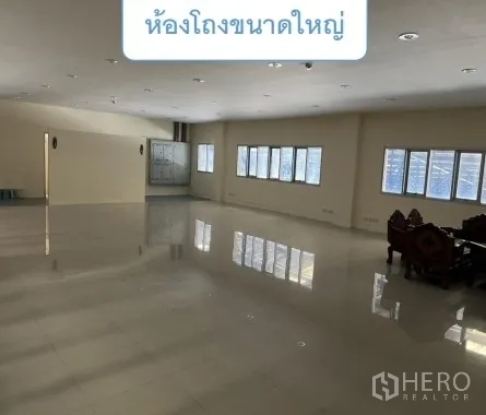 Warehouse for rent in Mueang Pathum Thani, Pathum Thani - Spacious multipurpose hall with glossy tiled floor and windows, suitable for training or storage.