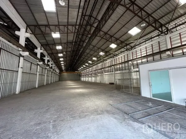 货栈 出租在Lam Luk Ka, Pathum Thani - 纵深通透的无柱仓储空间，金属墙体，高挑屋顶和天窗，旁连办公室模块。