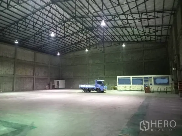 仓库 for rent in Mueang Pathum Thani, Pathum Thani - 仓库内部高挑空间，钢结构屋顶与明亮顶灯。