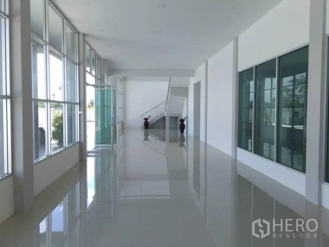 Factory for rent or sale in Bang Sao Thong, Samut Prakan - Glass-lined corridor connecting offices to lobby and stairway.