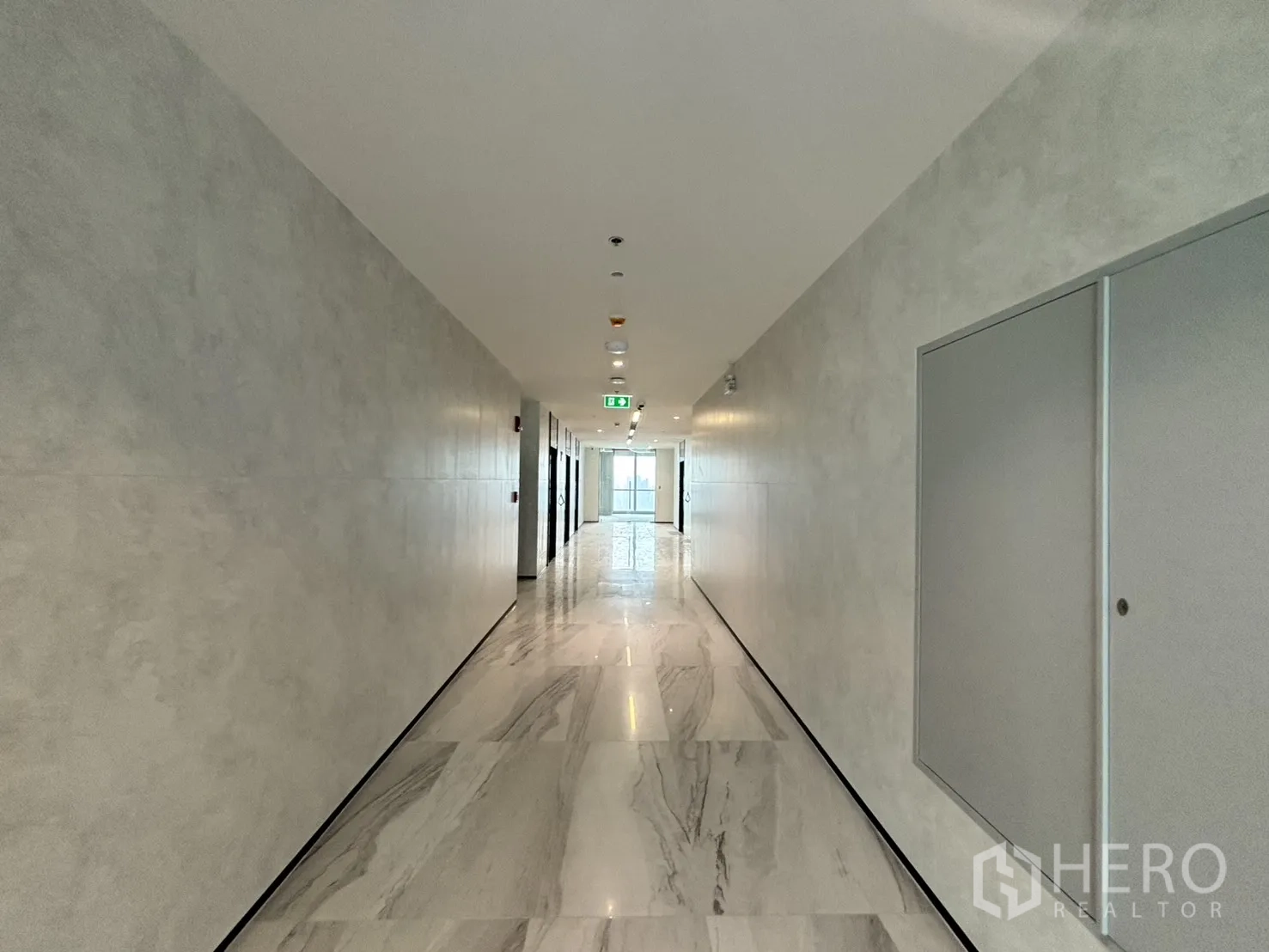 办公空间 出租在Huai Khwang, Bangkok - 明亮的走廊，大理石质感地面通往办公室。