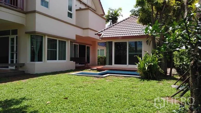 Detached House for rent or sale in Pak Kret, Nonthaburi - Backyard lawn with a small plunge pool next to a garden pavilion and landscaped greenery.
