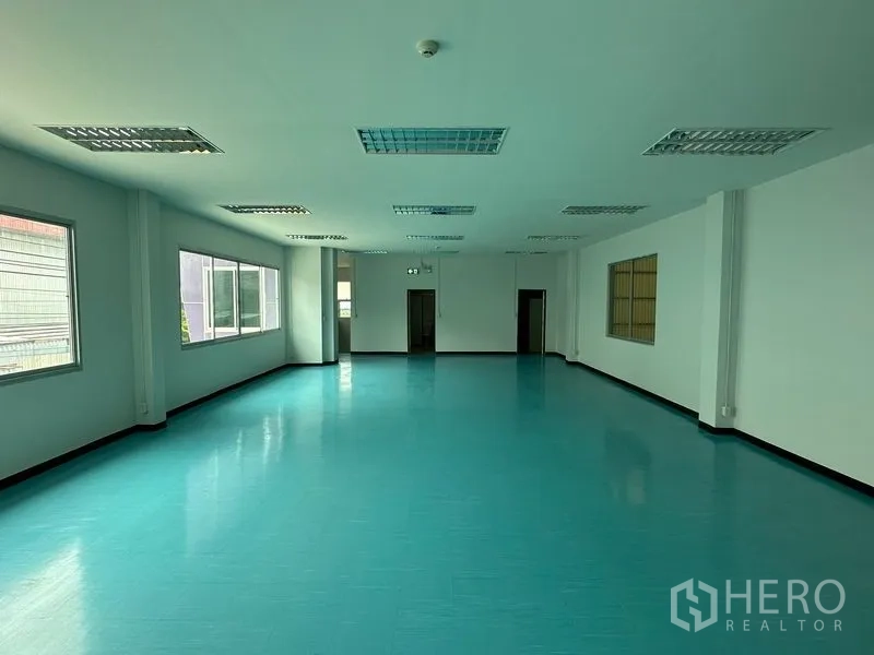 Factory for rent in Bang Phli, Samut Prakan - Upper‑floor pantry with sink and blue floor beside the staircase.