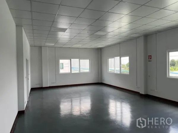 货栈 出租在Lat Krabang, Bangkok - 明亮的办公室，吊顶、窗户与耐磨环氧地坪