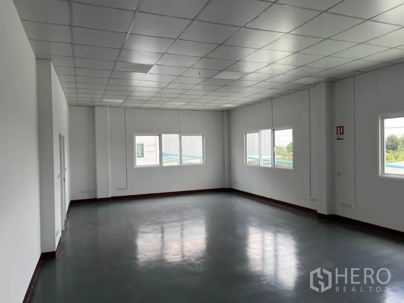 货栈 出租在Lat Krabang, Bangkok - 明亮的办公室，吊顶、窗户与耐磨环氧地坪