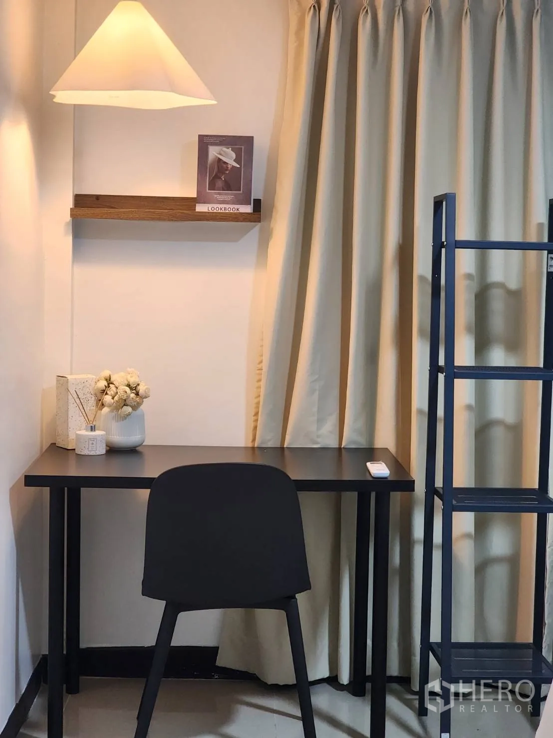 Detached House for rent in Huai Khwang, Bangkok - Close view of a desk with wall shelf, pendant light, and decorative items.