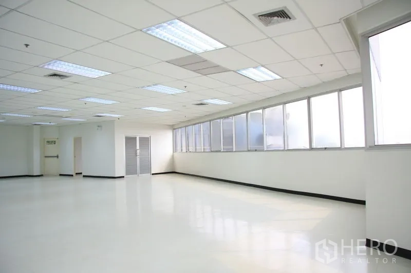 Office Space for rent in Chatuchak, Bangkok - Corner office space with long window line and nearby emergency exit access.