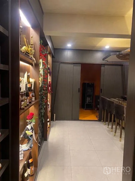 店屋 出租 - 走廊与推拉门通往吧台及展示区。