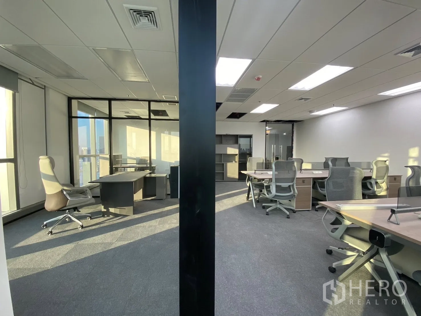 办公空间 for rent in Huai Khwang, Bangkok - 宽敞办公区，可见协作工位与玻璃高管室，顶面嵌灯照明。