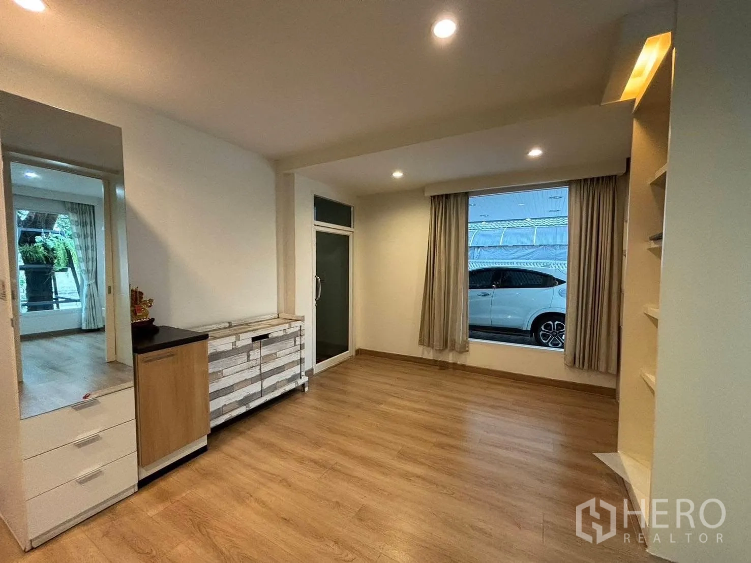 Detached House for rent in Bang Kapi, Bangkok - Spacious room with big window facing driveway and built-in cabinet.