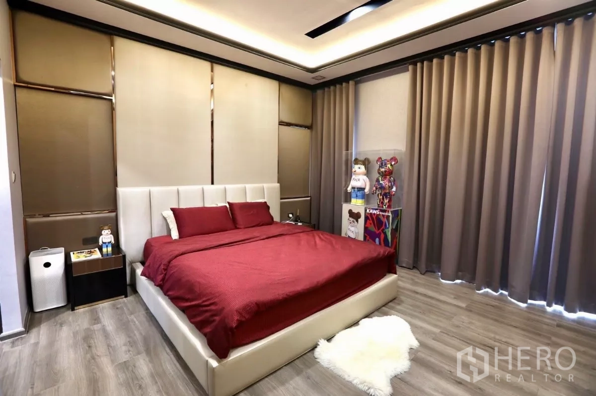 Detached House for rent in Samut Prakan - Cozy master bedroom with king bed, TV console and floor-to-ceiling curtains.