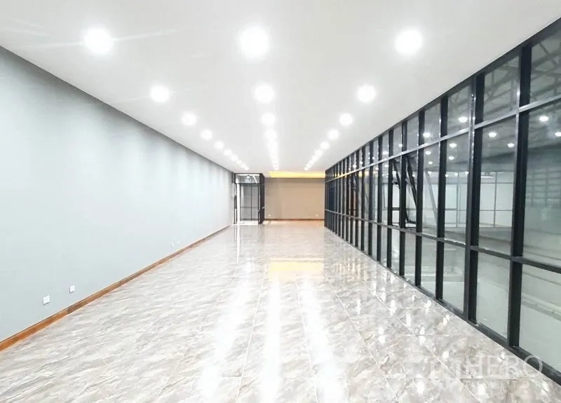 货栈 出租在Bang Khen, Bangkok - 狭长办公廊道，整排LED筒灯，窗面朝向仓库内部。