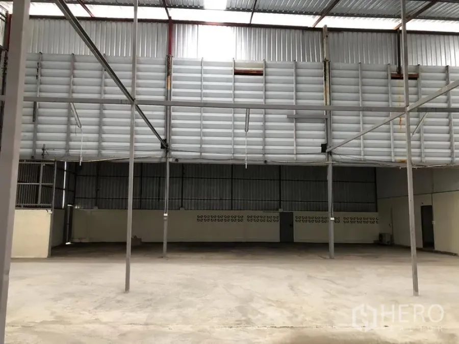 Warehouse for rent in Pak Kret, Nonthaburi - Spacious warehouse interior with high steel roof, louvered ventilation panels and polished concrete floor in Pak Kret, Nonthaburi.