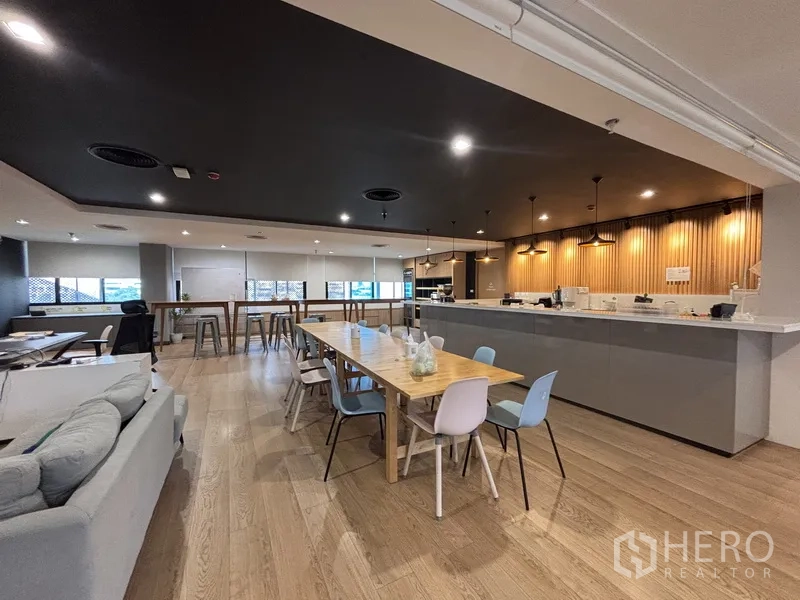 ออฟฟิศ for rent in Bang Rak, Bangkok - แพนทรีและพื้นที่รับประทานอาหารโต๊ะยาว เก้าอี้บาร์ และโคมไฟแขวน